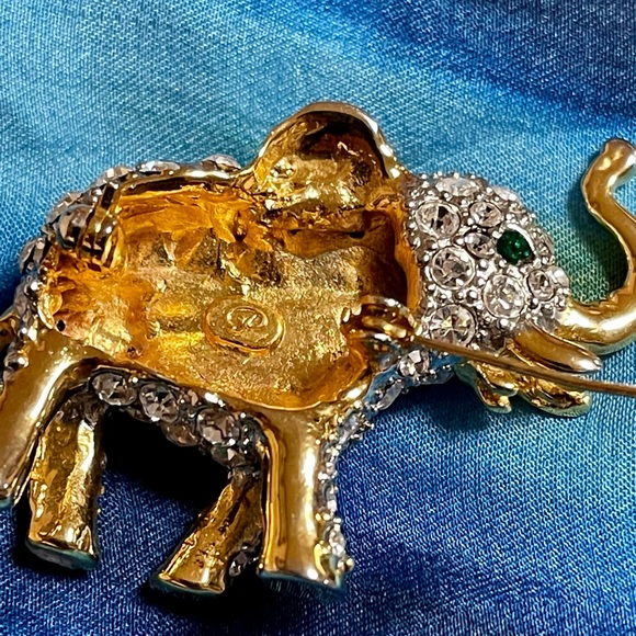 Signed P Swarovski crystal elephant pin brooch in excellent condition. - Picture 4 of 5